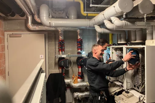 Twee collega's aan het werk.